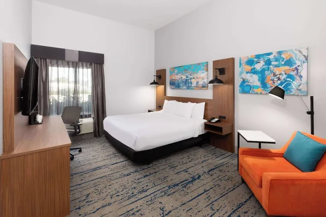 غرفة بسرير كينج لذوي الإعاقة، La Quinta Inn & Suites by Wyndham Rockport - Fulton 4/7