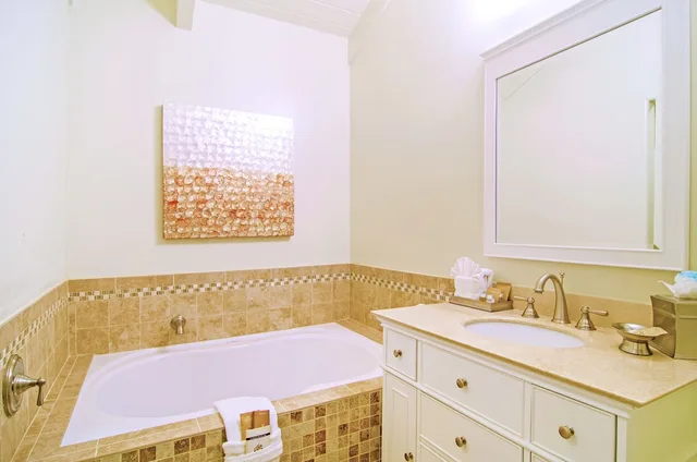 جناح ديلوكس بسرير كينج بحوض جاكوزي، Carriage House Inn 3/4
