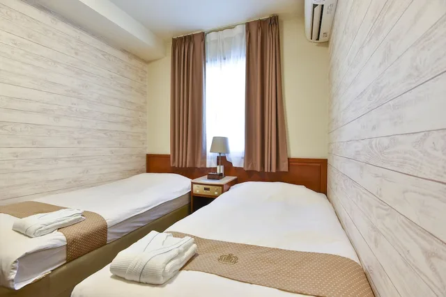 غرفة بسريرين منفصلين وسريرين فرديين، New Osaka Hotel Shinsaibashi 6/10
