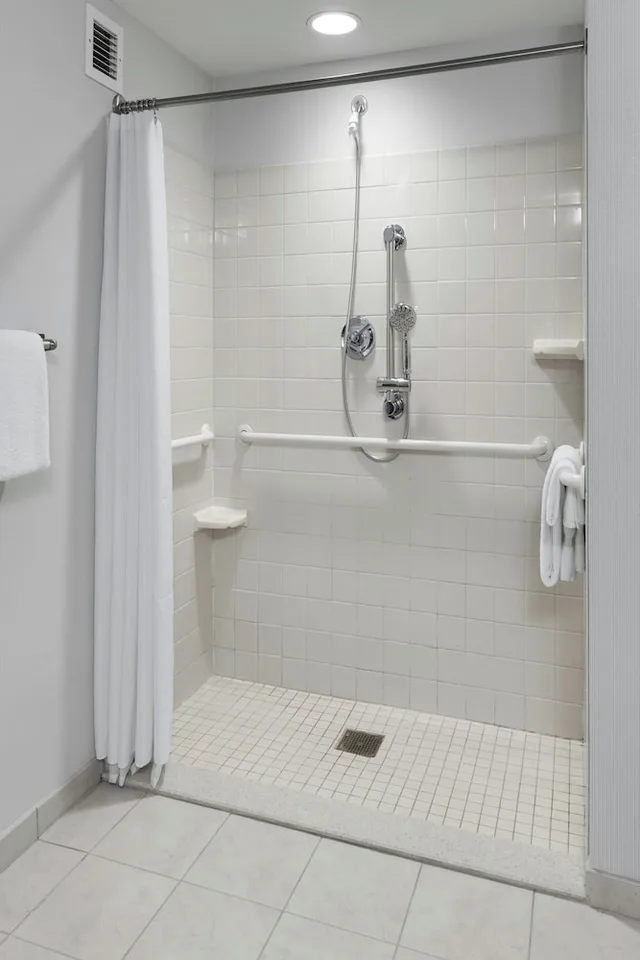 غرفة بسرير كينج مع أريكة، Courtyard by Marriott Portland Airport 3/5