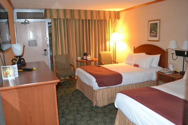 Room, King Bed, Exterior Entrance، Ramada by Wyndham State College Hotel & Conference Center 3/10