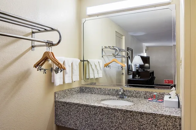 Upgrade, King Bed، Econo Lodge Research Triangle Park 9/9