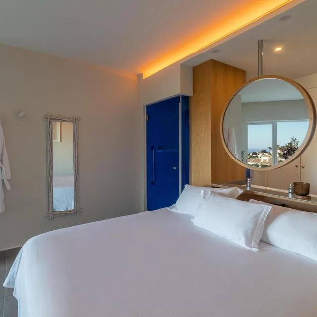 غرفة ديلوكس بسرير كينج بإطلالة جزئية على البحر، Higueron Hotel Malaga Curio Collection by Hilton 5/5