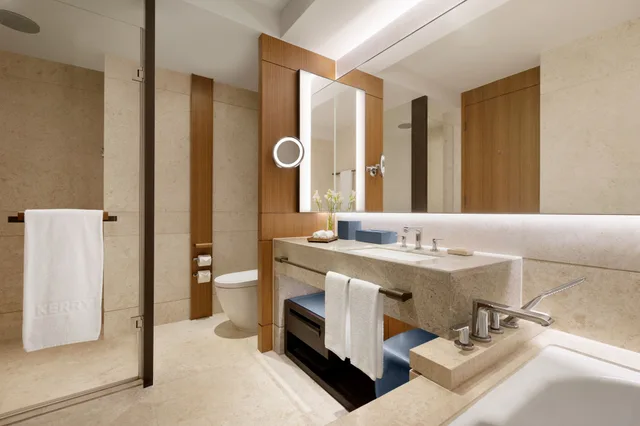 غرفة كلوب بريميير بسرير كينج بإطلالة على البحر، Kerry Hotel Hong Kong 4/5