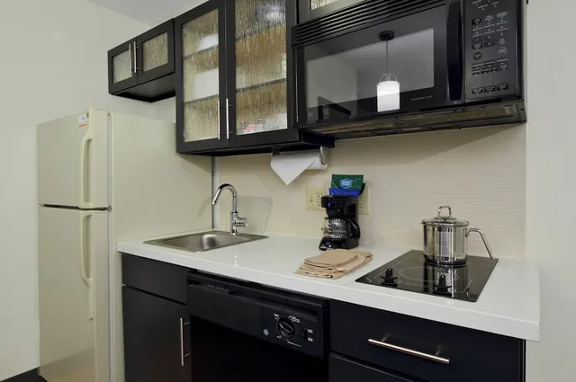 جناح بسرير كوين بغرفة نوم واحدة لذوي الإعاقة، Candlewood Suites Rogers/Bentonville 2/4