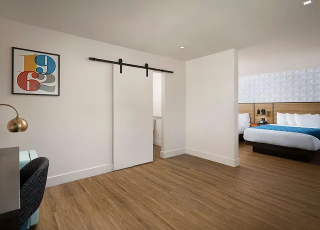 1 Queen Bed - Hearing Accessible - Oceanside - New 60s Retro-Style Decor، Motel6 Santa Barbara, CA - Beach 2/5