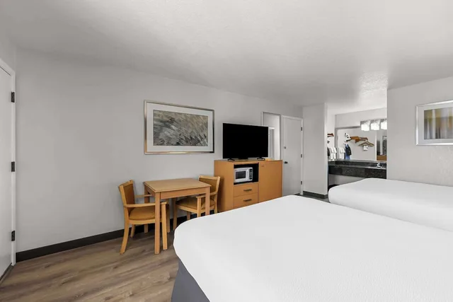 غرفة قياسية بسريرين كوين يُسمح فيها بالحيوانات الأليفة، Best Western Horizon Inn 1/3