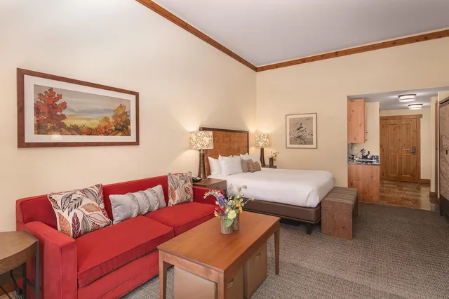 Ridgeline, Studio, King Bed, Sofa، The Lodge At Spruce Peak 3/7