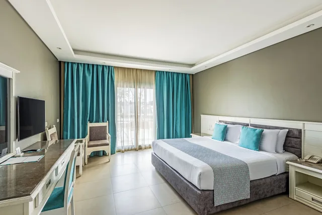 غرفة ديلوكس بإطلالة جزئية على البحر، Sunrise Garden Beach Resort and Spa 1/3