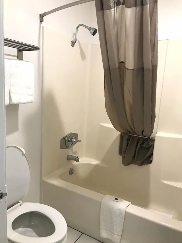 غرفة ديلوكس بسرير كينج للمدخنين، Motel6 Metropolis, IL 8/8