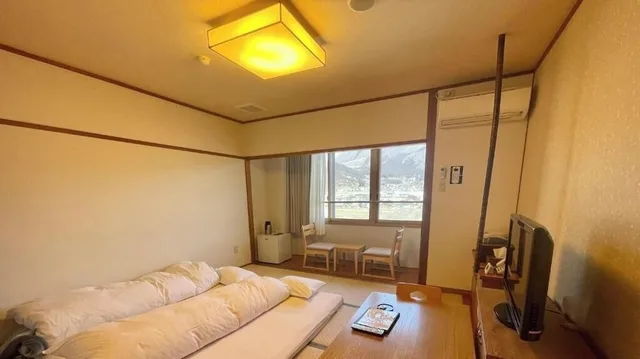 غرفة يابانية بفرشتي فوتون بحمام مشترك في المبنى الرئيسي، Ryokan Yamanami 1/4