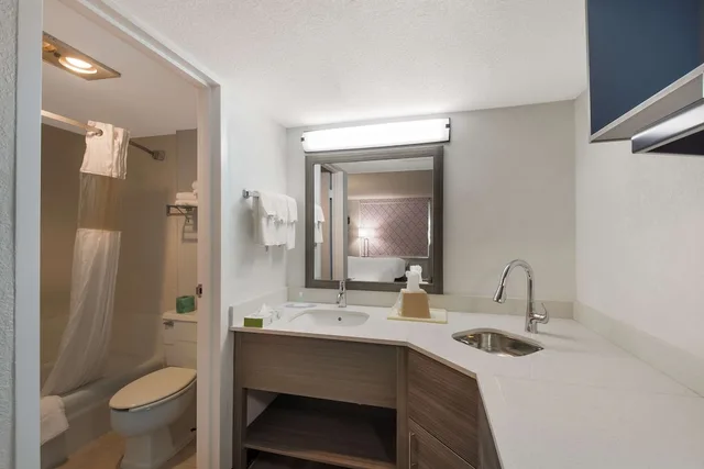 جناح بسريرين كوين، Suburban Studios Cleveland Central 4/4