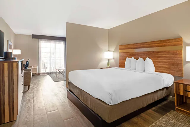 جناح بسرير كينج وسريرين كوين بغرفتين مع أريكة، Best Western Cedar Inn & Suites 3/4