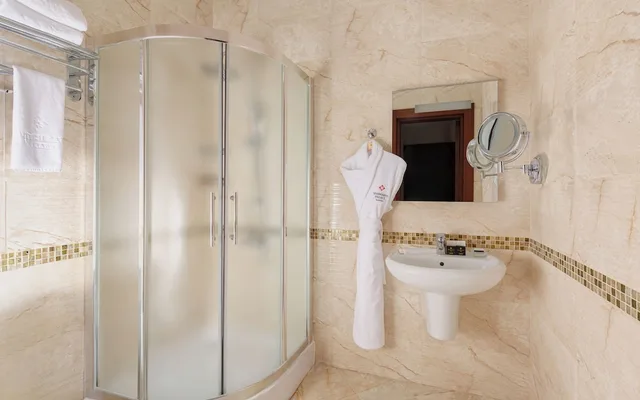 كوخ ديلوكس بسرير كينج وسريرين منفصلين بشرفة بغرفتي نوم، Shamakhi Palace Sharadil Hotel 2/2