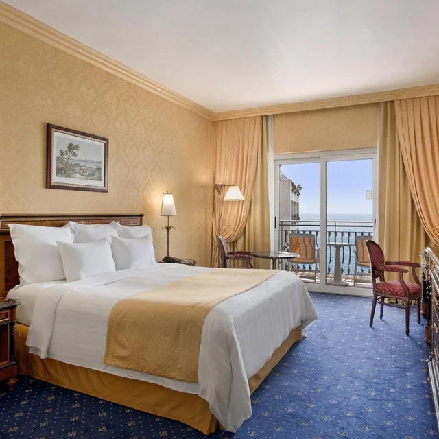 غرفة ديلوكس بسرير كينج بإطلالة على البحر بشرفة في طابق مرتفع، Delta Hotels by Marriott Giardini Naxos 1/3