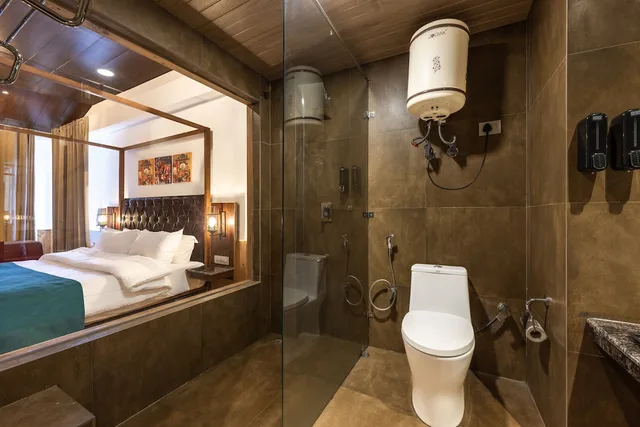 غرفة سوبيريور بسرير كينج بإطلالة على الجبل بشرفة، Echor Himalayan Heights Luxe Manali 8/10