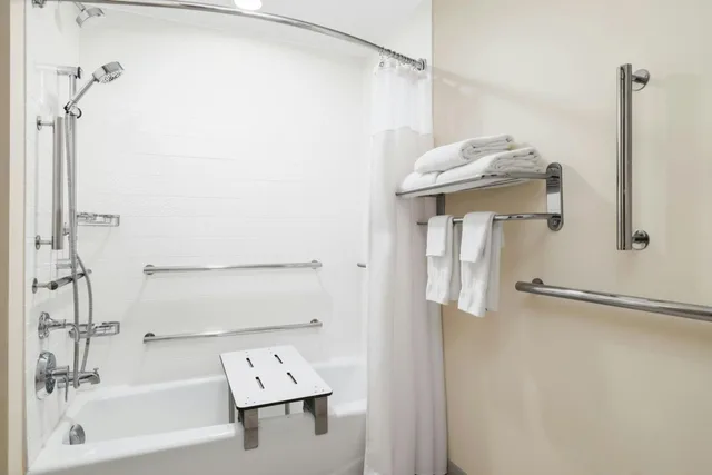 غرفة بسرير كينج بحوض استحمام لذوي الإعاقة، Fairfield by Marriott Inn & Suites Herndon Reston 7/7