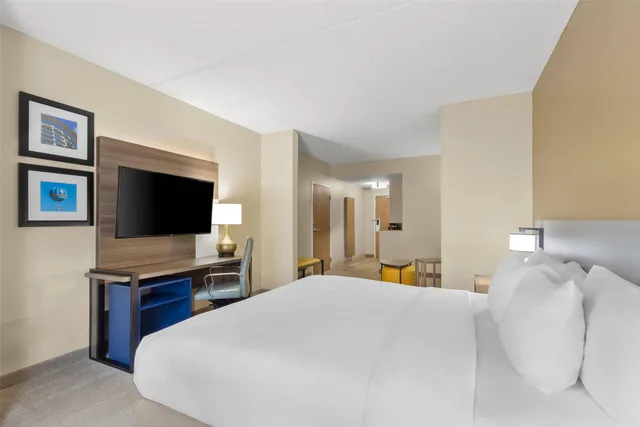 جناح بسرير كينج لذوي الإعاقة، Comfort Suites Near Universal Orlando Resort 3/7