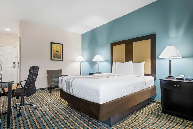 غرفة بسرير كوين، La Quinta Inn Suites By Wyndham Stonington Mystic Area 4/7