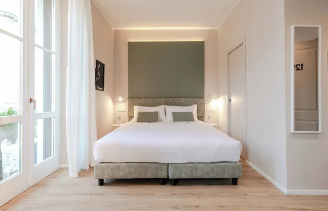 غرفة ديلوكس بسرير كينج بإطلالة على المدينة مع أريكة، Aiello Hotels - Isola Design District 1/5