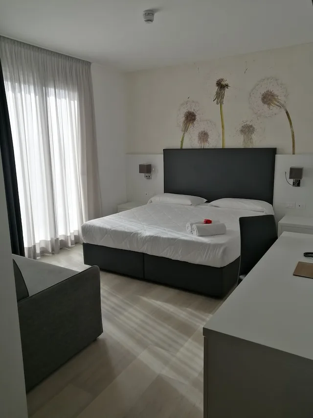 Deluxe, Queen Bed, Partial Sea View, Hotel Columbia &amp; Ninfea 2/9