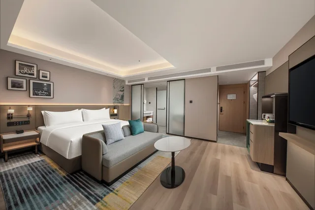 غرفة بريميوم بسرير كينج، Holiday Inn Ningbo Beilun by IHG 2/3