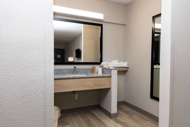 غرفة بسريرين مزدوجين لذوي الإعاقة، Days Inn by Wyndham Cincinnati East 3/3