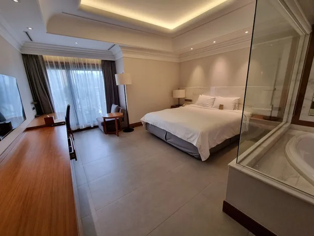 غرفة بريميير بسرير كينج بإطلالة على المتنزه، Pine Grove Hotel 1/9