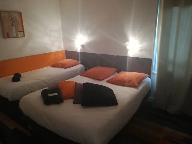 غرفة قياسية بسرير مزدوج وسريرين منفصلين، Kyriad Direct Saintes 10/10