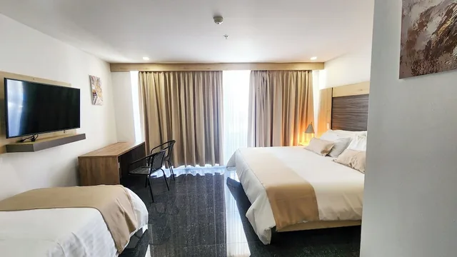 غرفة قياسية ثلاثية بسرير كينج مع أريكة، Hotel BE Suites Cali 8/10