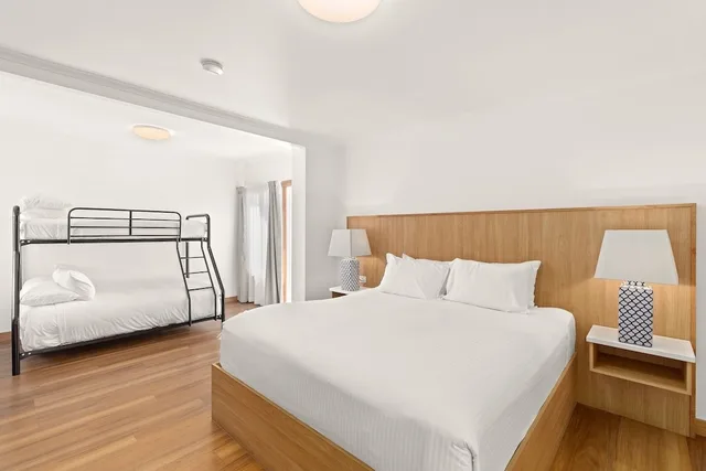 Courtyard, Family, King Bed, Bunk Bed, Separate Building, AIRLIE BEACH HOTEL 1/2