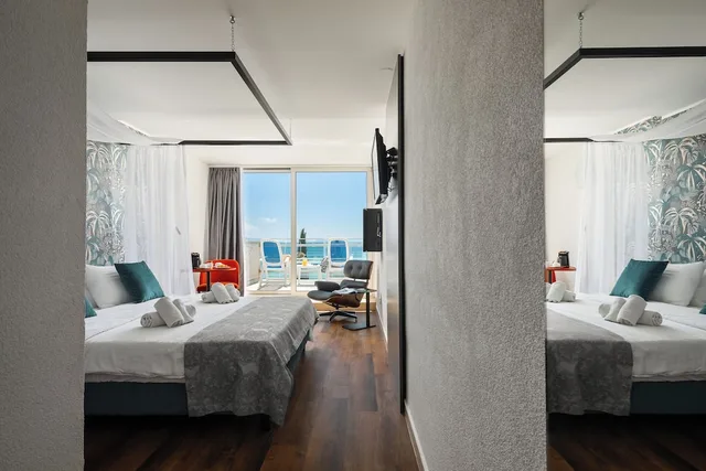 غرفة ديلوكس بسرير كوين بإطلالة على البحر بشرفة، Hotel Mimosa - Lido Palace 6/6
