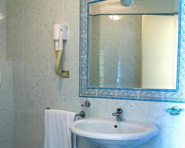 غرفة مفردة، Hotel Laura 23/24