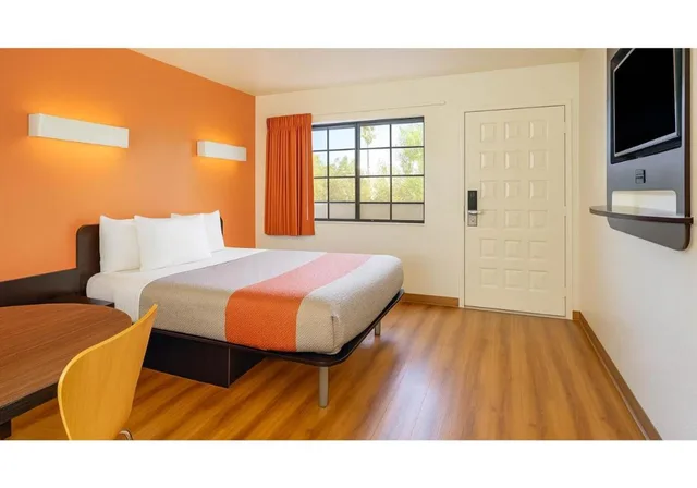 Room, Queen Bed, Motel6 Carlsbad, CA Beach 9/10