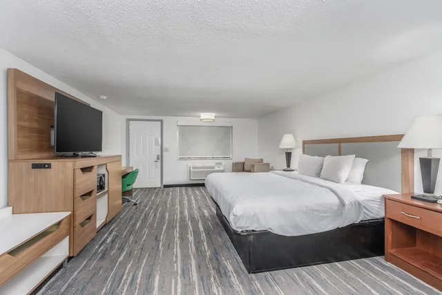 غرفة قياسية بسرير كينج، Crossroads Inn & Suites 1/5