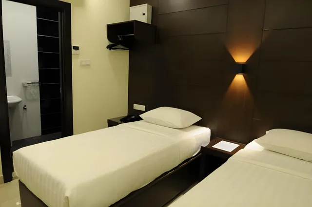 Room, Single, Twin Beds, No Window، Cathay Hotel 2/3