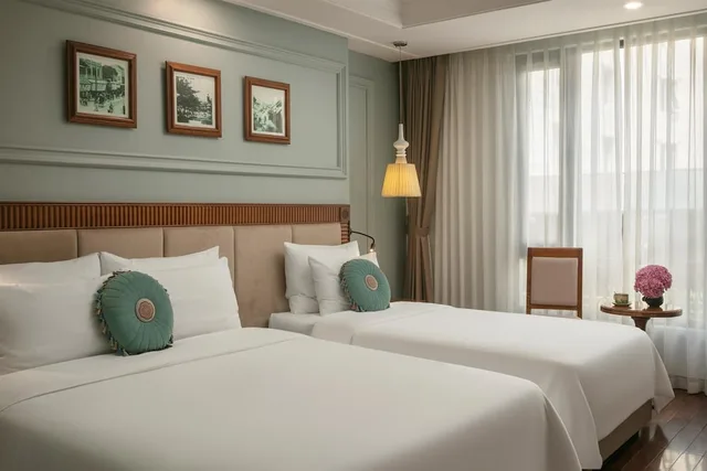 غرفة ديلوكس ثلاثية بسرير كوين وسرير فردي بإطلالة على المدينة، Hanoi Pearl Hotel 3/10