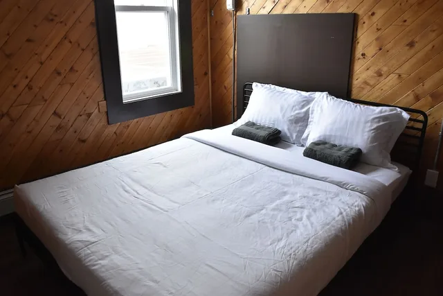 غرفة ديلوكس بسرير كوين، Canmore Hotel Hostel 1/3