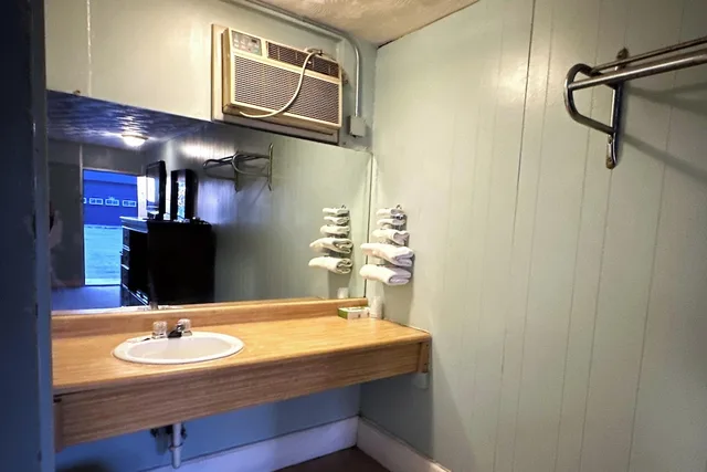 غرفة بسرير كينج للمدخنين، Gray Plaza Motel Benton Rend Lake I-57 10/10