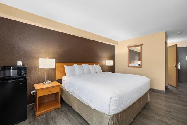 1 Bedroom, Suite, King Bed, Ramada By Wyndham Portland 2/7