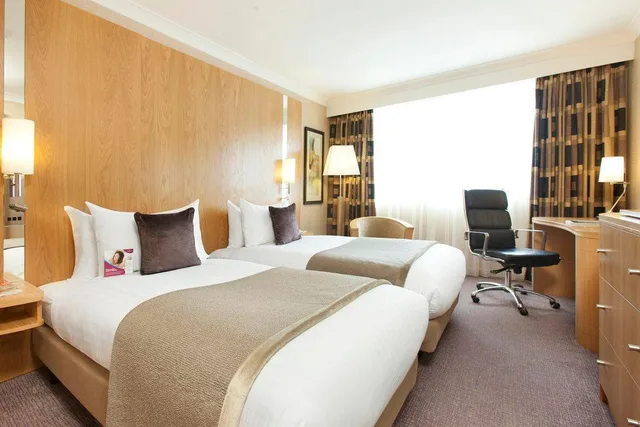 غرفة قياسية بسريرين منفصلين، Village Hotel Reading 1/8