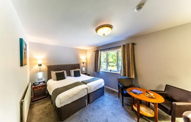 غرفة بسريرين منفصلين بإطلالة على الحديقة، The Boars Head Hotel 1/6
