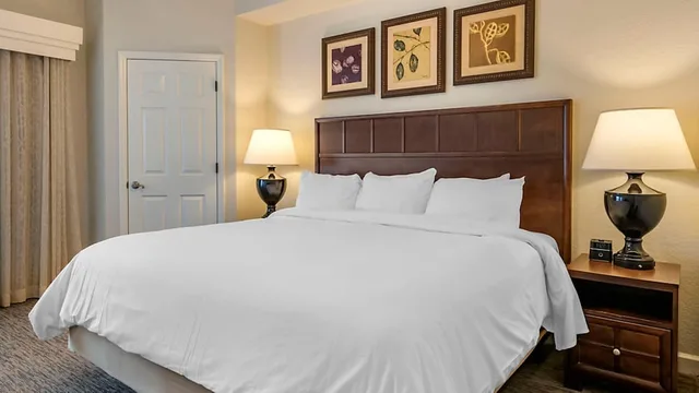 جناح ديلوكس بسريرين مزدوجين وسرير كينج بغرفتي نوم مع أريكة، Hilton Vacation Club St. Augustine 3/6