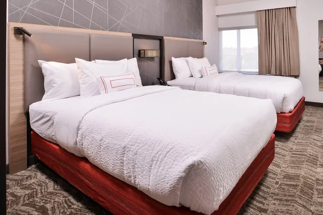 جناح بسريرين كوين مع أريكة، SpringHill Suites by Marriott Greensboro Airport 1/4