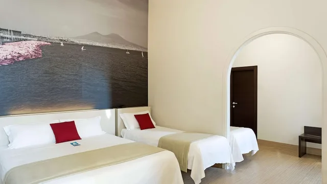 غرفة ثلاثية بسرير كوين وسرير فردي بشرفة، B&B Hotel Napoli 4/10