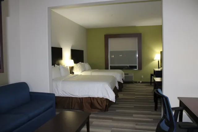 جناح بسريرين كوين مع أريكة بمنطقة جلوس، Holiday Inn Express Hotel and Suites Heber Springs 2/2