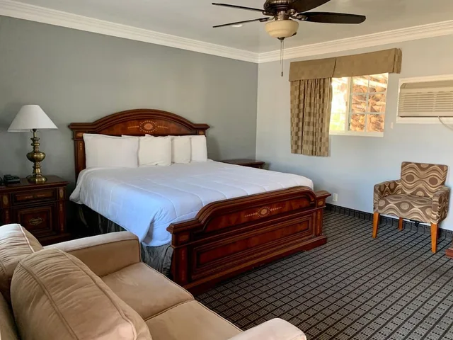 غرفة بسرير كينج بمطبخ، Viking Motel 1/3