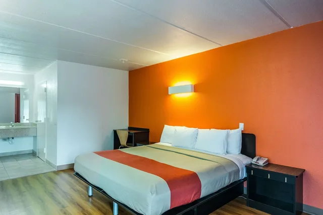 غرفة ديلوكس بسرير كينج لذوي الإعاقة، Motel6 Cleveland, TX 3/4