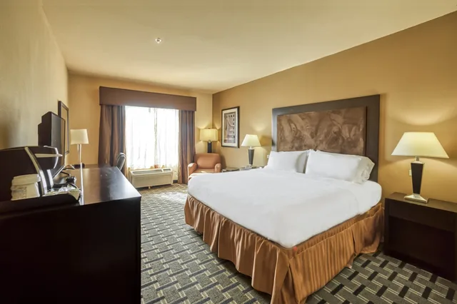 غرفة قياسية بسرير كوين، Holiday Inn Express Suites Beeville 7/10
