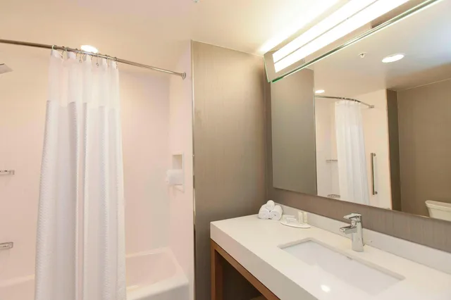 جناح بسريرين كوين، Courtyard by Marriott Houston City Place 1/2